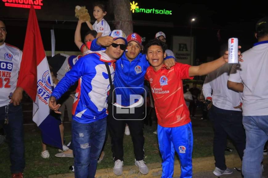 La afición del Olimpia celebró hasta la madrugada de 24 de diciembre en San Pedro Sula el tetracampeonato logrado por el equipo de Pedro Troglio tras ganar la Gran Final del Torneo Apertura 2021 al Real España.