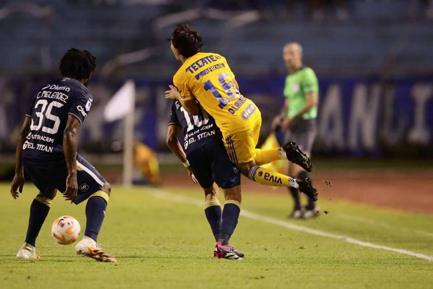 El argentino Gaspar Triverios le cometió esta falta al mexicano Diego Lainez.