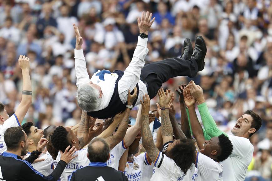  Carlo Ancelotti ha hecho historia este sábado, con la victoria del Real Madrid frente al Espanyol, al convertirse en el primer entrenador que gana las cinco grandes Ligas Europeas -Italia, Inglaterra, Francia, Alemania y España-, completando así un palmarés con 22 títulos en los 27 años que lleva ejerciendo como primer entrenador.