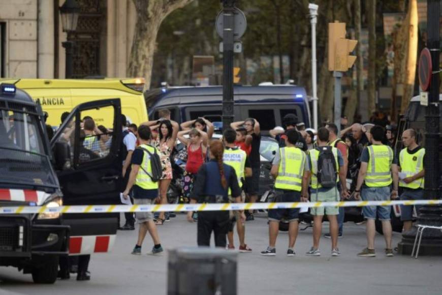 El grupo terrorista Estado Islámico (Isis) ha asumido la autoría del atentado de Barcelona a través de un comunicado difundido en la agencia Amaq. 'Soldados del Estado Islámico llevaron a cabo la operación en Barcelona', bajo órdenes del Califato contra 'países de la Coalición', reza el comunicado emitido por la red terrorista.