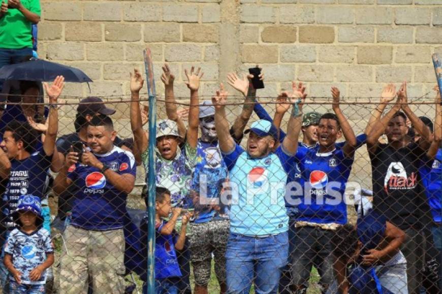 Aficionados del Motagua alentando a su equipo ante Real de Minas en Danlí.