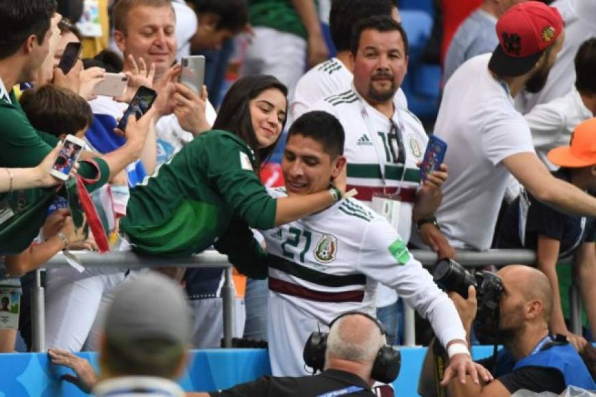 Una aficionada mexicana abraza a Edson Alvarez.
