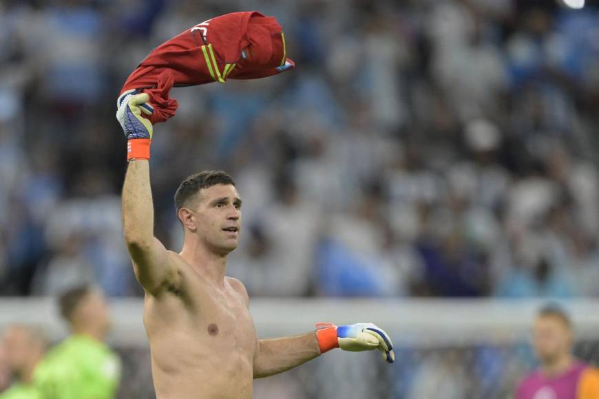 El ‘Dibu‘ Martínez, héroe de Argentina en los penales, celebrando la clasificación a semifinales del Mundial de Qatar 2022.