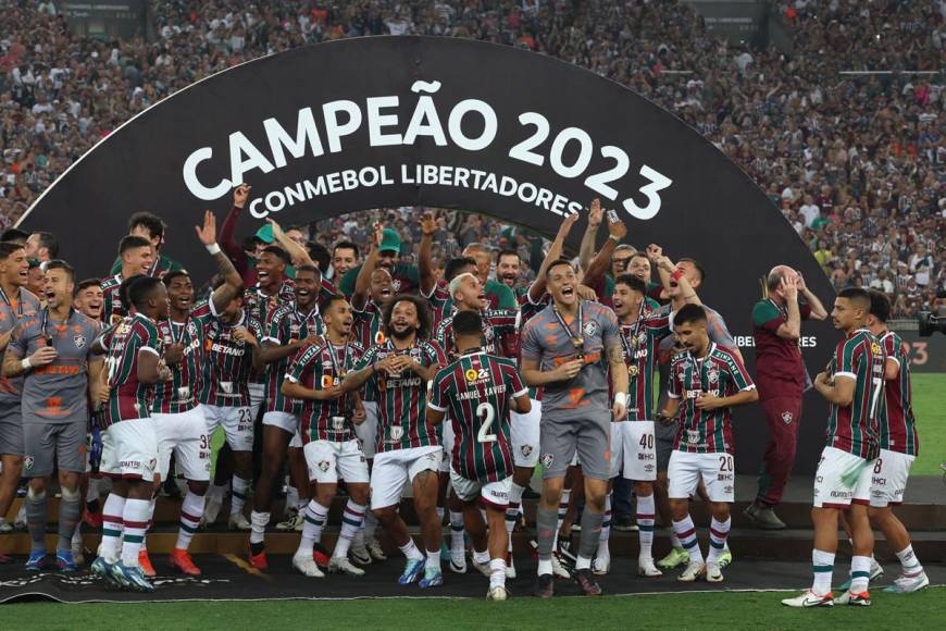 Los jugadores del Fluminense celebrando la conquista de su primera Copa Libertadores tras ganar a Boca Juniors en la final en el estadio Maracaná.