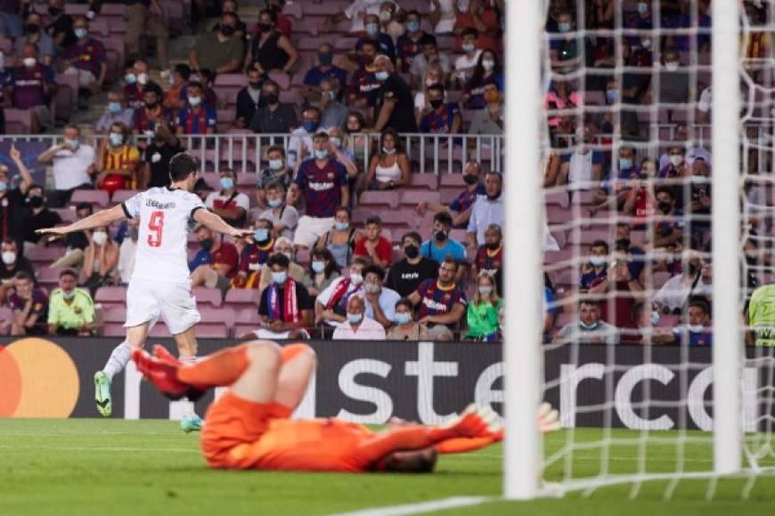 Robert Lewandowski anotó un doblete y selló la goleada de 3-0 del Bayern Múnich ante Barcelona.<br/>