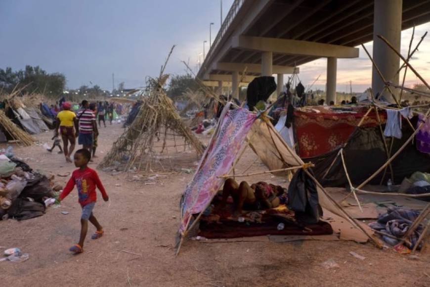 Las precarias condiciones del campamento de migrantes bajo un puente en Texas