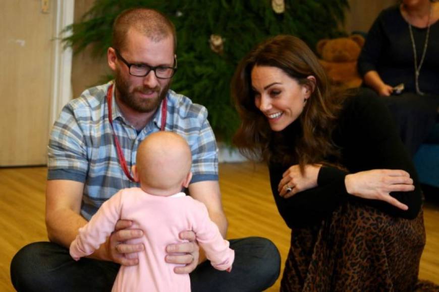 Temprano estuvo con varios padres de familia en el Centro de Niños Ely y Careau y escuchó sobre el apoyo que reciben los padres.<br/>