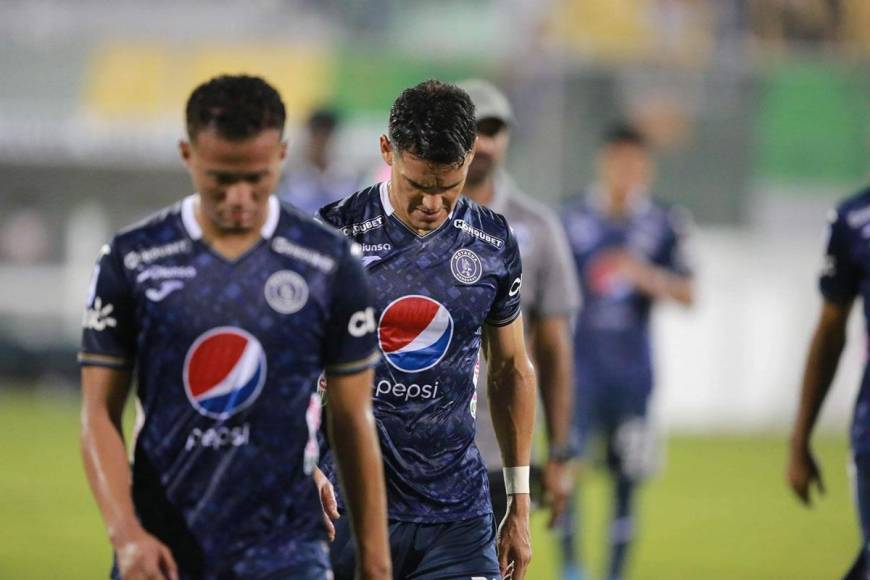 Los jugadores del Motagua salieron hundidos y cabizbajos del estadio Carlos Miranda por la dura derrota.