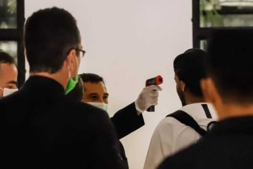 Ya en el interior, Ronaldinho se limpió las manos y cumplió con el protocolo establecido debido a la pandemia del coronavirus. Miembros del staff del Hotel Palmaroga toman la temperatura al exjugador.