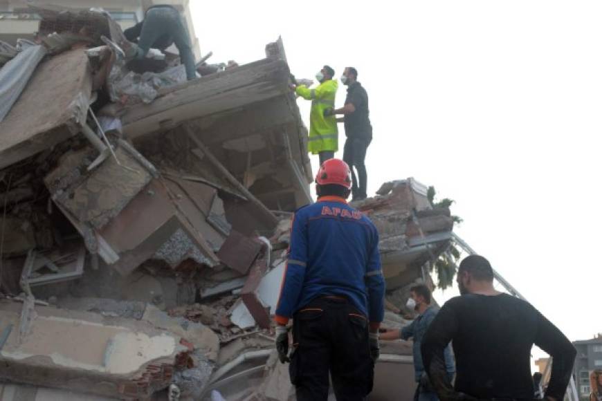 Trabajadores de rescate y personas buscan sobrevivientes en un edificio derrumbado después de un terremoto de magnitud 7.0 en el Mar Egeo en Izmir, Turquía. EFE