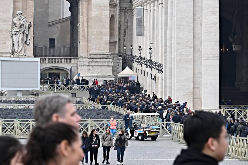 Los restos fueron llevados en coche desde el monasterio en el que vivía y donde murió hasta la basílica y, ya dentro, trasladados sobre los hombros hasta el lugar de la capilla ardiente.