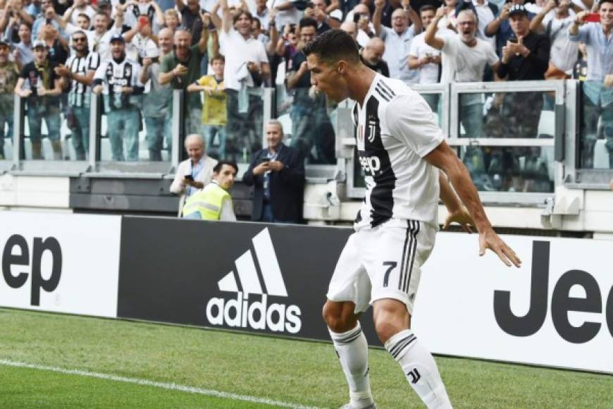 Así fue la celebración de Cristinao Ronaldo tras gritar su primer gol en Italia como jugador de la Juventus.