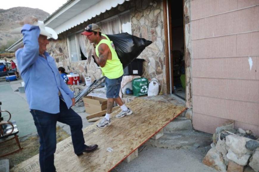 Residentes de la comunidad de Trona, California, decidieron abandonar sus hogares, dañados por el fuerte sismo del viernes, por temor a que colapsen ante un nuevo terremoto.