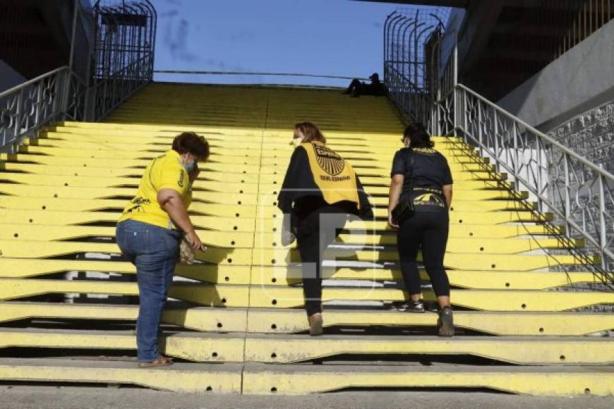 ¿Era sin aficionados? Las seguidoras del Real España que lograron entrar al estadio.