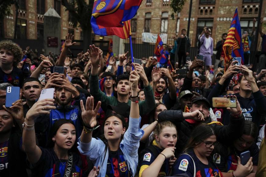 La afición se volcó a las calles por lo que fue un lunes de fiesta en las calles de Barcelona.