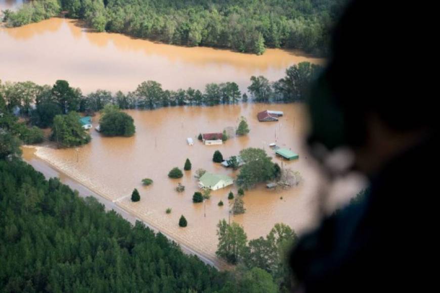 Florence se debilitó a depresión tropical mientras se aleja lentamente de la costa sureste de los Estados Unidos, sin embargo, las autoridades advierten que el peligro aún no termina, con crecidos cursos de agua que han dejado inundaciones catastróficas en Carolina del Norte y Carolina del Sur.