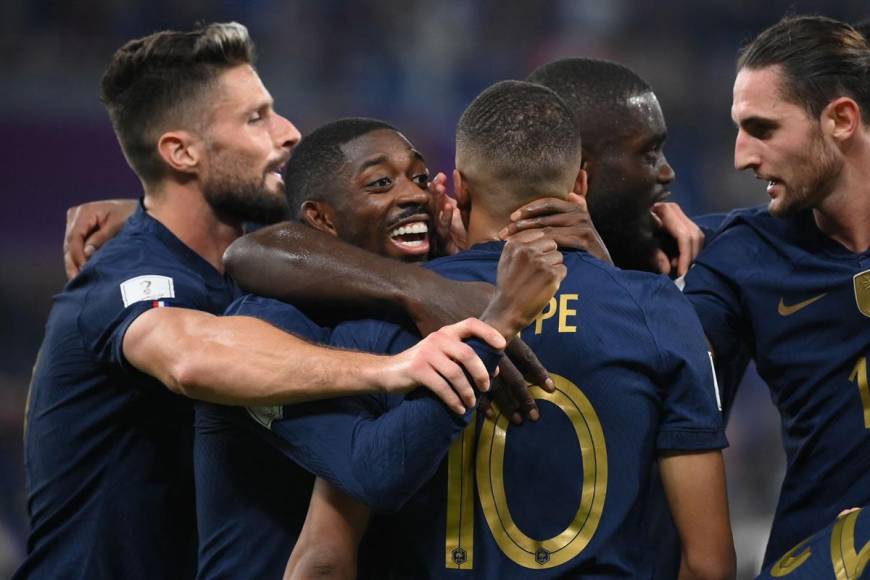 Kylian Mbappé es abrazado por sus compañeros tras marcar el primer gol del partido.