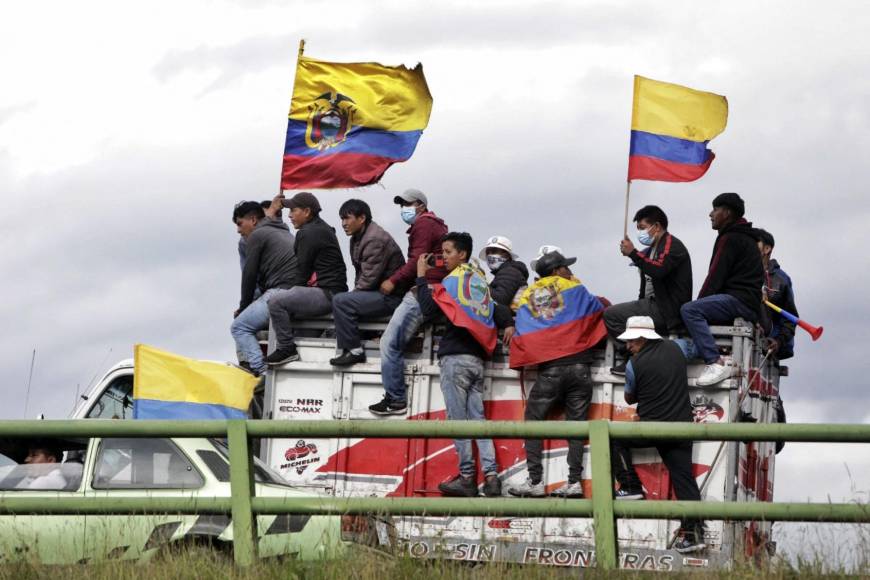 Al grito de “fuera, Lasso, fuera” los manifestantes han bloqueado varias carreteras y los accesos a Quito.