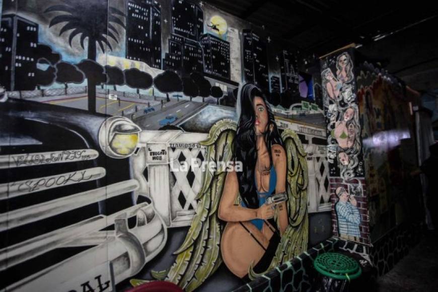 La figura de la mujer también es una constante en los grafitis de los pandilleros.