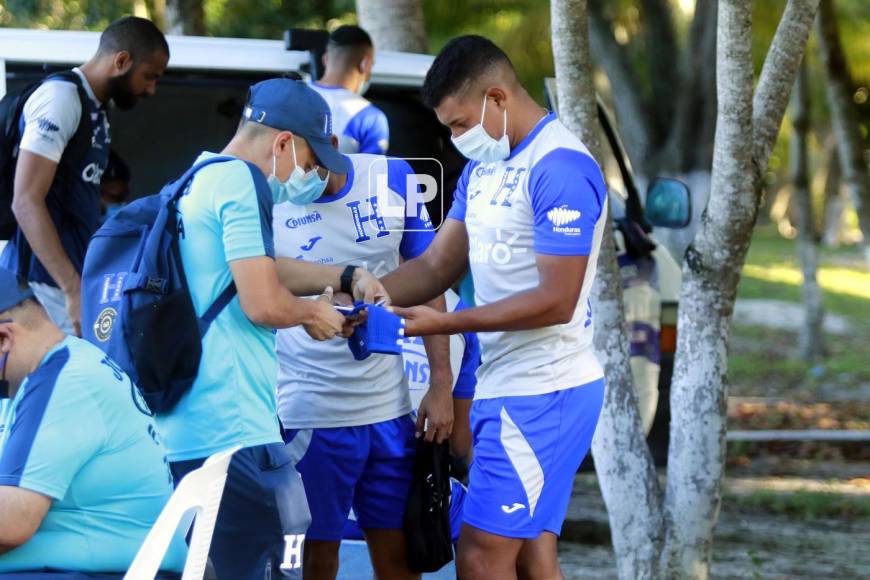 El mediocampista Bryan Acosta cortando un calcetín. ¿Para qué lo ocuparía?