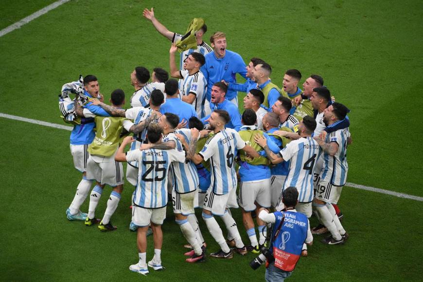 Los jugadores de Argentina festejando la clasificación a semifinales del Mundial de Qatar 2022.