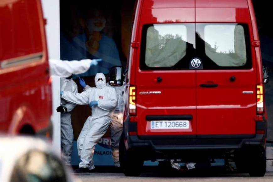 Con los crematorios colapsados y las empresas funerarias saturadas, Madrid utiliza como morgue el Palacio de Hielo, un centro comercial con pista de patinaje, en el que las autoridades sanitarias han comenzado a almacenar los cadáveres de los fallecidos por coronavirus que no pueden ser enterrados o cremados en el plazo establecido.