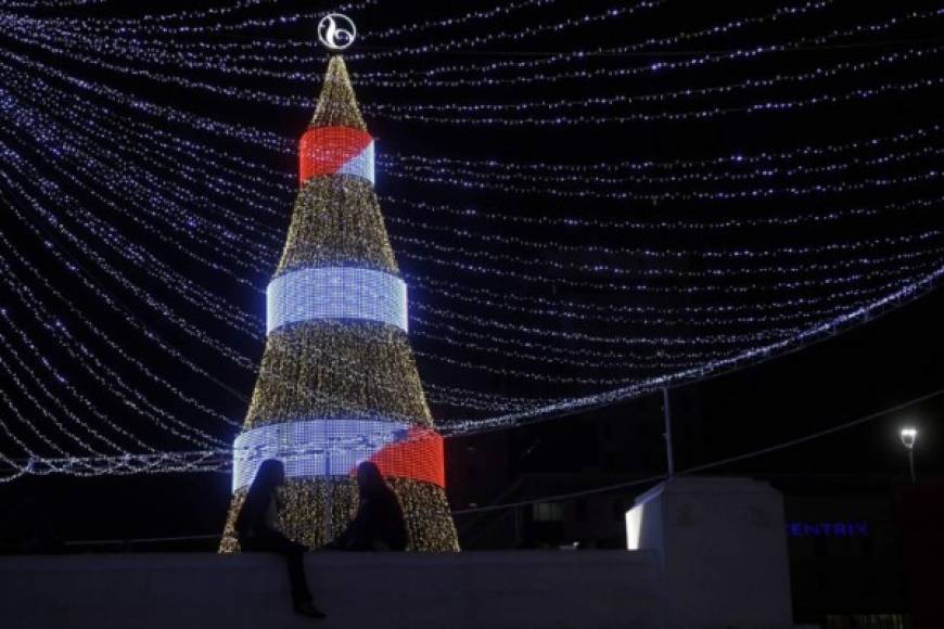 El árbol de Navidad en la plaza 'El Salvador del Mundo' en San Salvador.