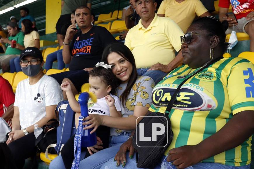 Un buen número de aficionados asistieron al estadio Luis Girón para presenciar el partido del Parrillas One contra el Génesis de Comayagua.