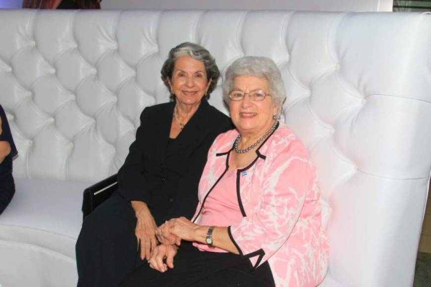 Evelyn Canahuati y Martha Larach.