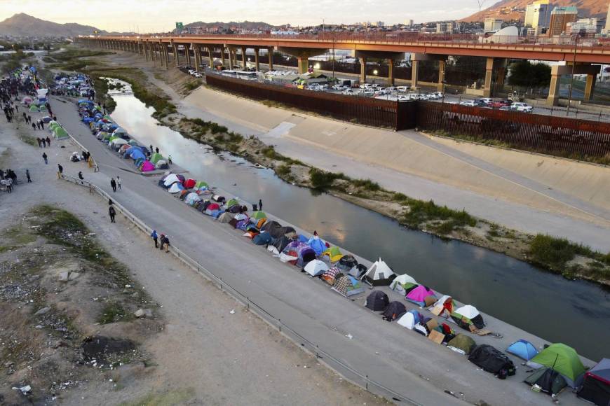 Autoridades mexicanas están pidiéndole a migrantes de origen venezolano, que desde hace más de un mes están en casas de campaña a la orilla del Río Bravo, línea divisoria entre México y Estados Unidos, que se resguarden en albergues públicos.