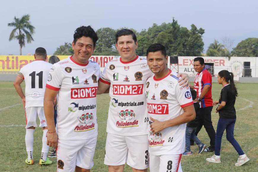 Reynaldo Tilguath, Arnold Cruz y Óscar ‘El Pescado‘ Bonilla posando para el lente de Diario La Prensa antes del partido.