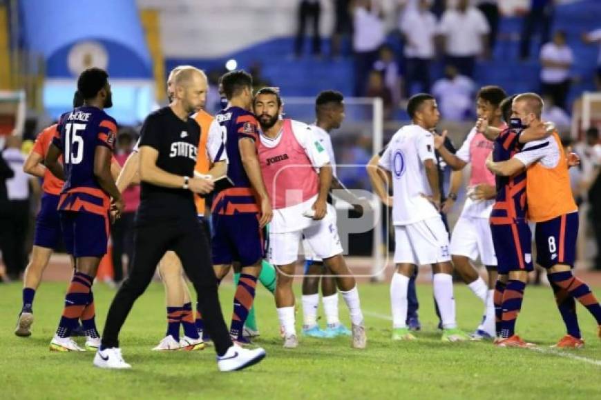 Jugadores de Honduras y Estados Unidos se saludaron al final del partido. Algunos ya se conocen.