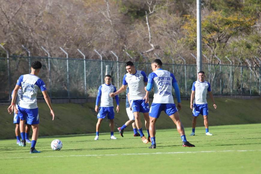 Francisco Martínez fue recibido a lo grande por los jugadores de la selección de Honduras. “El Chelito” estuvo por segunda vez en un microciclo de la H.