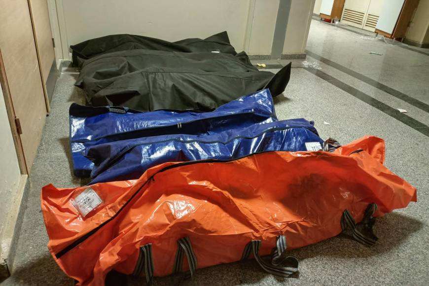 En la ciudad turca de Antakya, los supervivientes buscaban a sus familiares difuntos entre bolsas mortuorias depositadas en un estacionamiento convertido en una morgue improvisada.