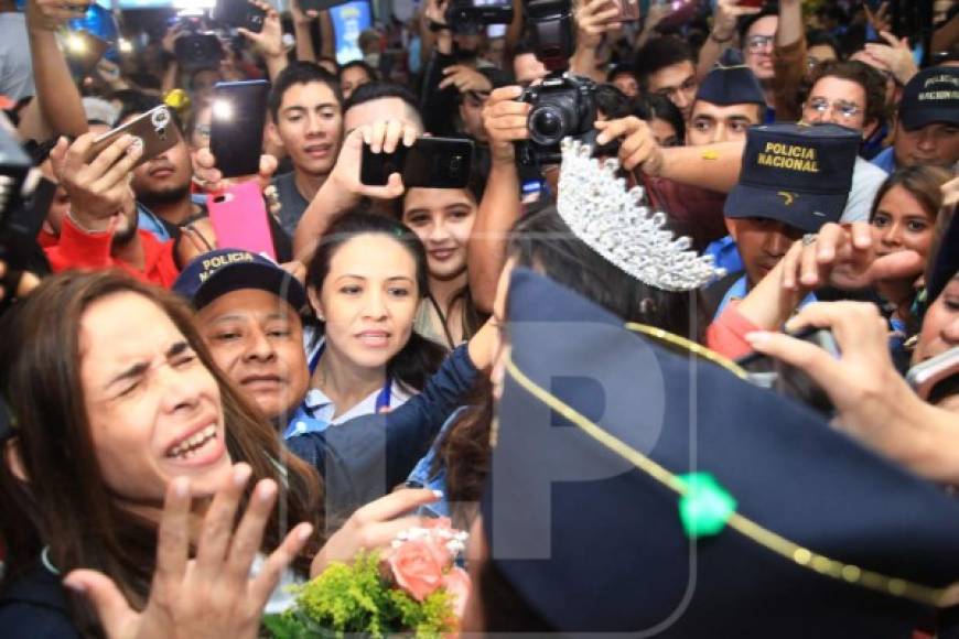 La joven fue rodeada por los fanáticos que aguardaban en el aeropuerto, algunos se habían dado cita desde ciudades lejanas, solo para recibir a su 'reina'