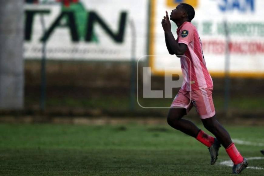 Roney Bernárdez, hijo menor del exfutbolista hondureño Robel Bernardez, se estrenó con gol en el Real de Minas, marcando el segundo tanto (2-3) ante Olimpia.