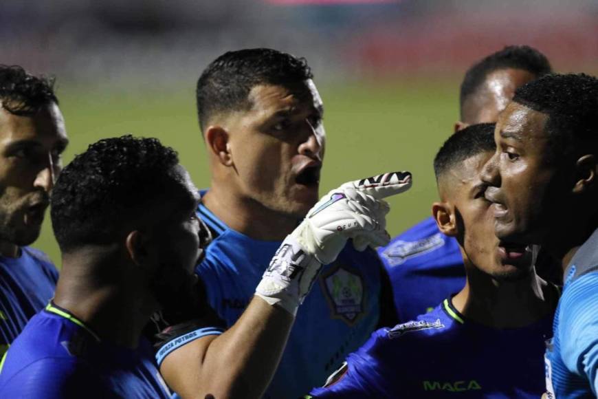 Harold Fonseca reclamó también a los árbitros tras la jugada del gol del Motagua.