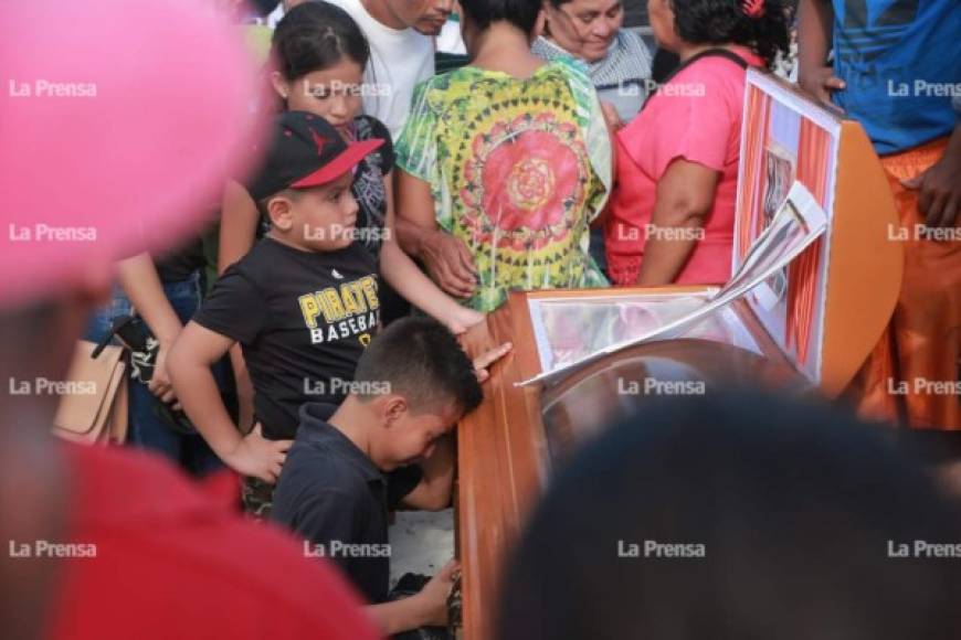 Mucha tristeza en el sepelio de la joven residente de Villanueva, Cortés.<br/>