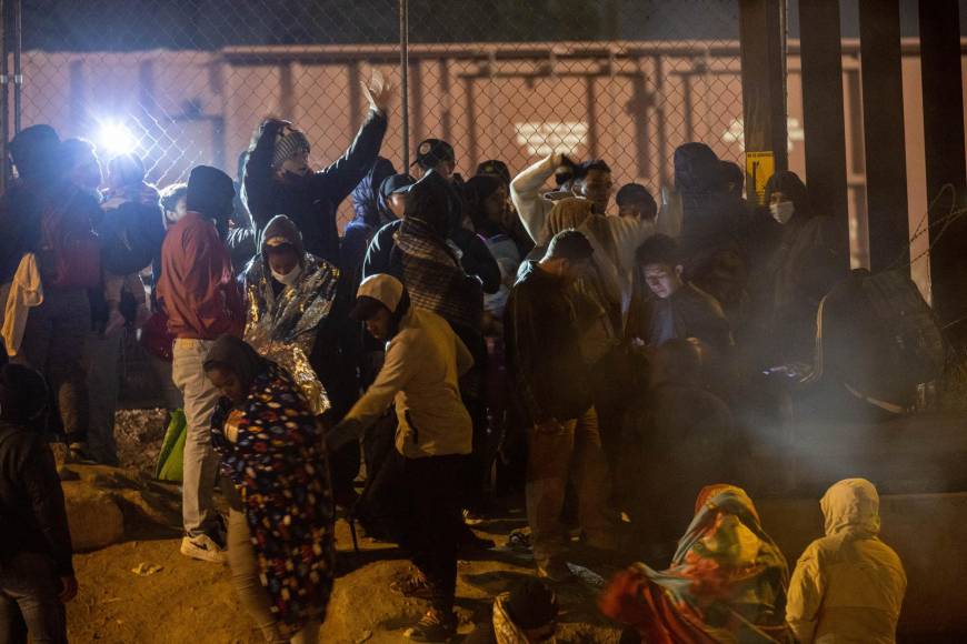 En un intento de cortar la cadena migratoria, Estados Unidos les cerró el acceso por su frontera sur bajo el llamado “Título 42”, una medida sanitaria vigente desde 2020 en el marco de la pandemia de covid.