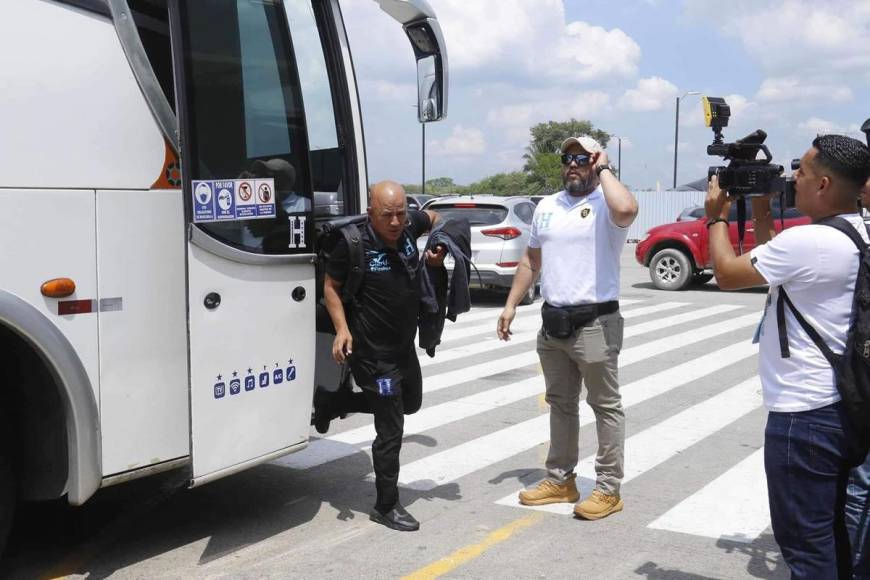 El primero en bajarse del autobús fue Edwin Banegas, Jefe de Prensa de la Federación de Fútbol de Honduras.