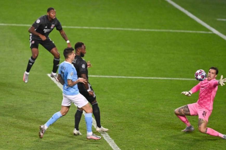 Tras el fallo de Sterling, Moussa Dembélé aprovechó un error de Ederson para sellar la victoria del Lyon con este otro gol.