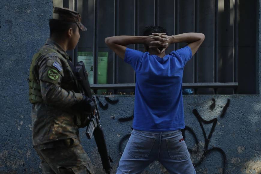 Entre los detenidos hay más de 400 presuntos pandilleros arrestados luego de que miles de militares y militares cercaran el 3 de diciembre la ciudad de Soyapango, en la periferia de San <b>Salvador</b>, explicó al mismo canal el ministro de Justicia y Seguridad, Gustavo Villatoro.