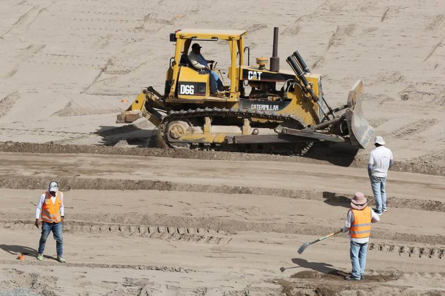 El proceso se encuentra en su etapa de nivelación de la arena, que es el último antes de comenzar a sembrar la nueva grama.