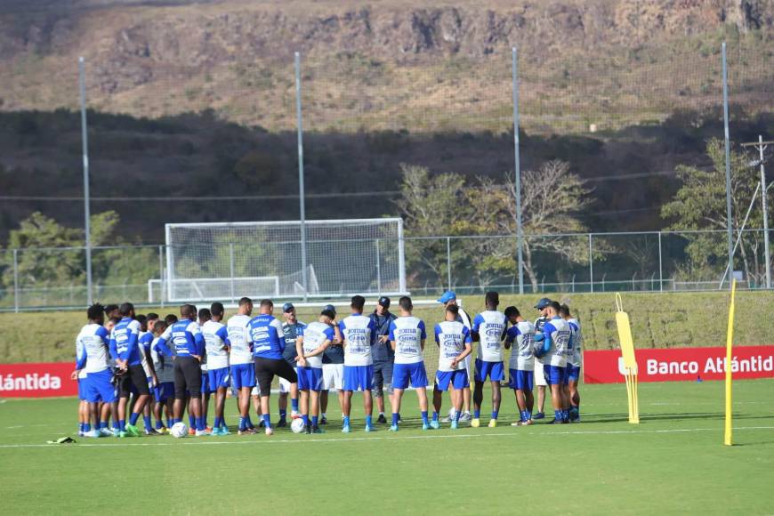 Antes de comenzar con los trabajos, Diego Vázquez se reunió con el grupo de futbolistas y se dirigió a ellos por unos minutos.