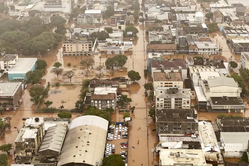 Numerosas calles permanecían bajo agua y los residentes trataban de evacuar sus viviendas.