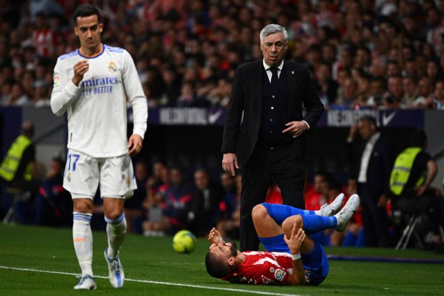 Lucas Vázquez recibió tarjeta amarilla por esta falta contra Yannick Ferreira Carrasco.