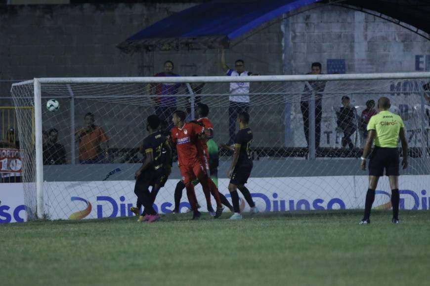 A los 13 minutos del primer tiempo, Edder Delgado marcó de cabeza y lo ganaba Real Sociedad.