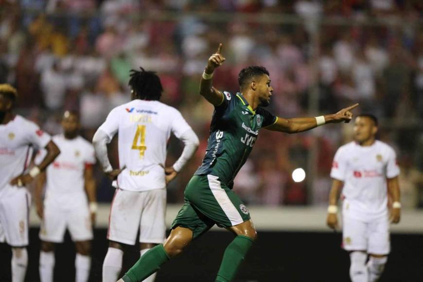 Kilmar Peña corre a festejar su gol para el empate del Marathón 1-1 contra el Olimpia.