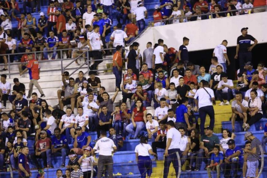 La afición del Olimpia le respondió a su equipo y llegó en una buena cantidad al estadio Olímpico de San Pedro Sula. Lamentablemente para sus intereses, vieron perder al club de sus amores.