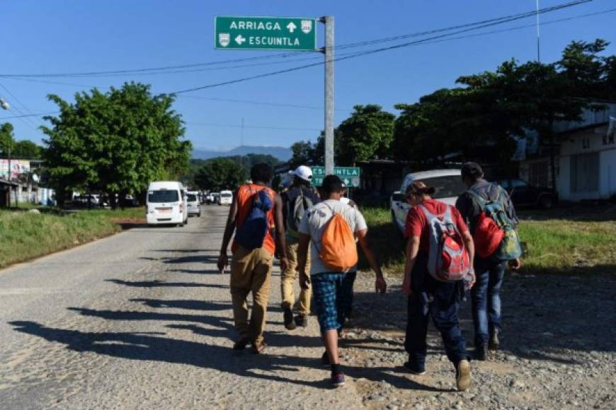 La policía mexicana por momentos recorre la carretera con los migrantes, pero sin impedir su paso.